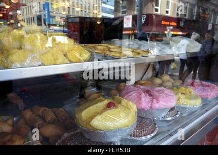 New York City, New York, USA, 6. Februar 2016, chinesische Restaurants in Chinatown aufstocken der Fa Gao (chinesische Cupcake wie Gebäck) in Vorbereitung für Chinese New Year (Jahr des Affen), Canal Street, Chinatown, New York City, USA, Stillbeyou/Alamy Live-Nachrichten Stockfoto