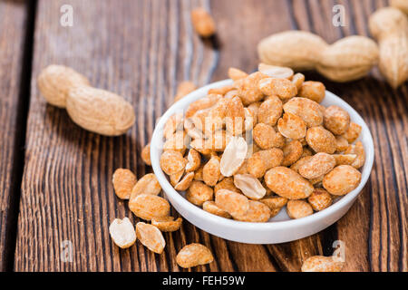 Portion geröstete Erdnüsse mit Gewürzen und Salz (close-up erschossen) Stockfoto