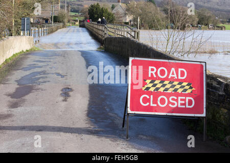 Reybridge, Wiltshire, UK. 7. Februar 2016. Tiefen Fluten wurde die Zufahrt zum Weiler Reybridge geschlossen. Die unerbittliche Starkregen in den letzten 12 Stunden hat der Fluß Avon an seine Ufer überschwemmen, Häuser, Gärten und Felder verursacht. Bildnachweis: Wayne Farrell/Alamy Live-Nachrichten Stockfoto