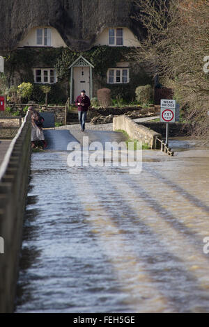 Reybridge, Wiltshire, UK. 7. Februar 2016. Tiefen Fluten wurde die Zufahrt zum Weiler Reybridge geschlossen. Die unerbittliche Starkregen in den letzten 12 Stunden hat der Fluß Avon an seine Ufer überschwemmen, Häuser, Gärten und Felder verursacht. Bildnachweis: Wayne Farrell/Alamy Live-Nachrichten Stockfoto