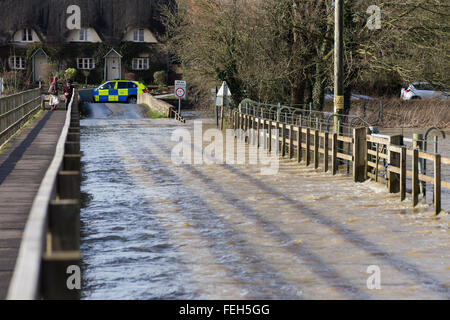 Reybridge, Wiltshire, UK. 7. Februar 2016. Tiefen Fluten wurde die Zufahrt zum Weiler Reybridge geschlossen. Die unerbittliche Starkregen in den letzten 12 Stunden hat der Fluß Avon an seine Ufer überschwemmen, Häuser, Gärten und Felder verursacht. Bildnachweis: Wayne Farrell/Alamy Live-Nachrichten Stockfoto