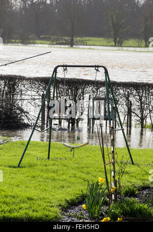 Reybridge, Wiltshire, UK. 7. Februar 2016. Tiefen Fluten wurde die Zufahrt zum Weiler Reybridge geschlossen. Die unerbittliche Starkregen in den letzten 12 Stunden hat der Fluß Avon an seine Ufer überschwemmen, Häuser, Gärten und Felder verursacht. Bildnachweis: Wayne Farrell/Alamy Live-Nachrichten Stockfoto