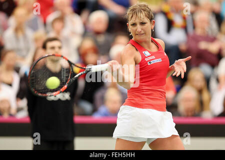 Leipzig, Deutschland. 7. Februar 2016. Der Schweiz Timea Bacsinszky in Aktion gegen Deutschlands Annika Beck (nicht abgebildet) in der Fed-Cup-Tennis-Viertelfinale zwischen Deutschland und der Schweiz in Leipzig, Deutschland, 7. Februar 2016. Foto: JAN WOITAS/Dpa/Alamy Live News Stockfoto