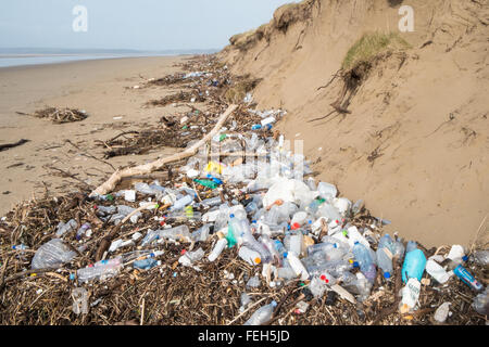 7. Februar 2016. Shocking Menge an Kunststoff und Treibholz angespült Pembrey Sand beach,Carmarthenshire,Wales,U.K. Stockfoto