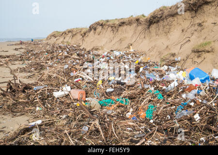 7. Februar 2016. Shocking Menge an Kunststoff und Treibholz angespült Pembrey Sand beach,Carmarthenshire,Wales,U.K. Stockfoto