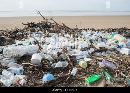 7. Februar 2016. Shocking Menge an Kunststoff und Treibholz angespült Pembrey Sand beach,Carmarthenshire,Wales,U.K. Stockfoto