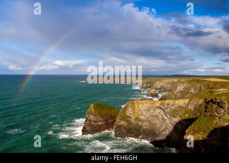 Ein Regenbogen über den dramatischen Meer Stapeln im Bedruthan Steps auf der nördlichen Küste von Cornwall, England, UK Stockfoto