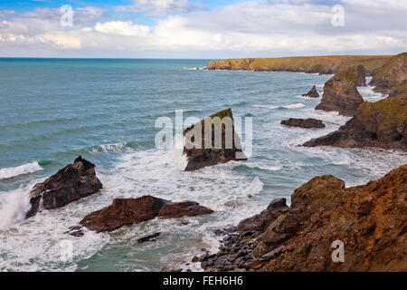 Die dramatische Felsnadeln im Bedruthan Steps auf der nördlichen Küste von Cornwall, England, UK Stockfoto