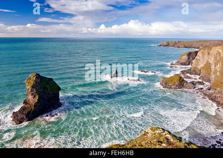 Die dramatische Felsnadeln im Bedruthan Steps auf der nördlichen Küste von Cornwall, England, UK Stockfoto