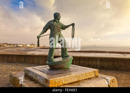 Die Bronze Newlyn Fischer Memorial von Tom Leaper am Strand von Newlyn, Cornwall, England, UK Stockfoto