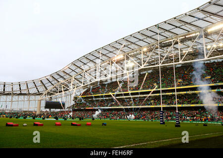 Aviva Stadion, Dublin, Irland. 7. Februar 2016. RBS Six Nations. Irland gegen Wales. Feuerwerk im Stadion wie die Teams kommen. Bildnachweis: Aktion Plus Sport/Alamy Live-Nachrichten Stockfoto