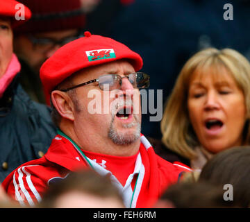 Aviva Stadion, Dublin, Irland. 7. Februar 2016. RBS Six Nations. Irland gegen Wales. Walisischen Fans singen die Nationalhymne. Bildnachweis: Aktion Plus Sport/Alamy Live-Nachrichten Stockfoto