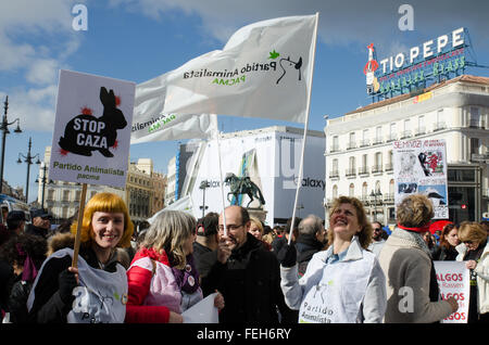 Madrid, Spanien. 7. Februar 2016. Vertreter der Partido Animalista (PACMA) weben Flaggen ihrer politischen Partei während der Demonstrationen gegen die Jagd statt in Madrid. Bildnachweis: Valentin Sama-Rojo/Alamy Live-Nachrichten. Stockfoto