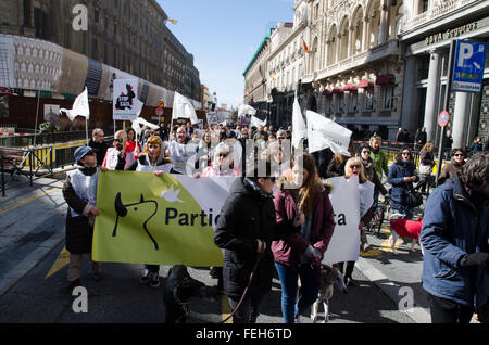 Madrid, Spanien. 7. Februar 2016. Tausende demonstrierten in Madrid gegen die Jagd mit Hunden. Die Demonstranten versammelten sich von der Puerta del Sol Platz Madrids City Hall. Bildnachweis: Valentin Sama-Rojo/Alamy Live-Nachrichten. Stockfoto