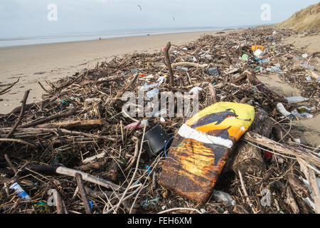 07. Februar 2016. Schockierende Menge Plastik und Treibholz, die am Strand von Pembrey Sands, Carmarthenshire, Wales, britischen Delfinen, Surfbrett, Stockfoto