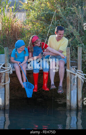 glückliche Familien Vater und Kinder Spaß Fischerei Stockfoto