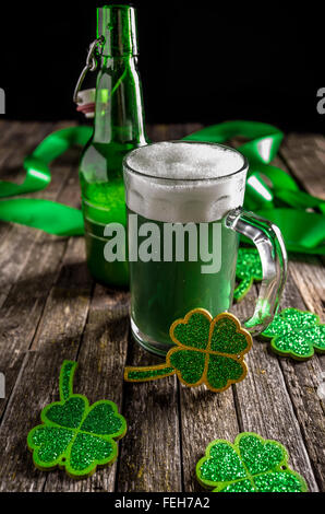 St. Patricks Day Feier Konzept mit Jungbier und Kleeblätter Stockfoto