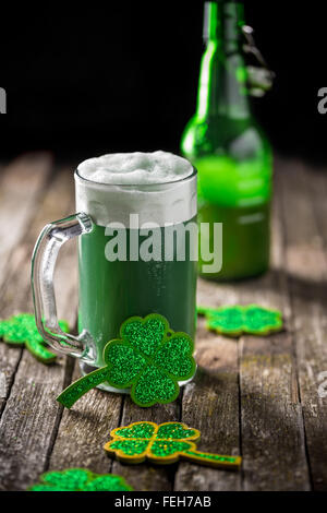 Jungbier in einem Becher für St. Patricks Day Feier Stockfoto