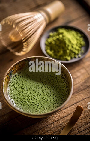Matcha Tee in Schüssel mit Bambusbesen Stockfoto