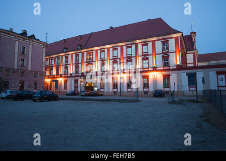 Polen, Breslau, Ossolineum oder im Nationalinstitut Ossolinski, Barockschloss, die abends beleuchtet Stockfoto