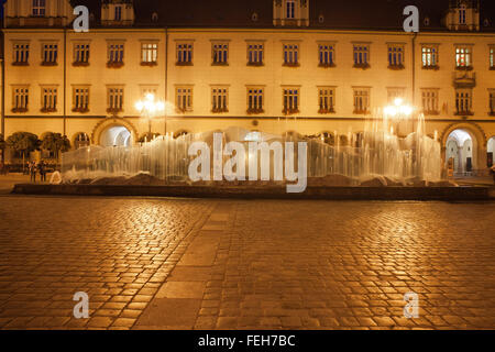 Breslau bei Nacht in Polen, Brunnen am neuen Rathaus am Altstädter Markt Stockfoto