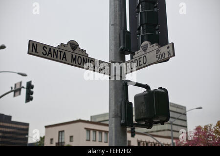 Straßenschild auf N. Santa Monica Blvd zeigt, drehen, Rodeo Drive, Beverly Hills, Kalifornien. Stockfoto