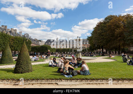 Frauen sitzen auf dem Platz in Place des Vosges, Paris, Frankreich Stockfoto