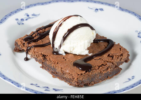 Schokoladen-Brownie mit Eis Stockfoto