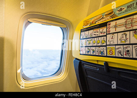 Sicherheitshinweise auf den Stuhl zurück in Ryanair Kabine während des Fluges, UK Stockfoto