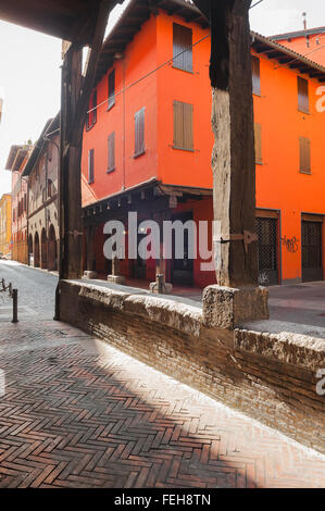 Bologna Straße, Blick auf die Vorhalle gesäumten Straße - die Via Zamboni - im historischen Zentrum (centro storico) von Bologna, Italien. Stockfoto