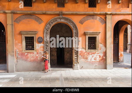 Italien Architektur der Renaissance, Ansicht der Renaissance Eingang des 12. Jahrhunderts Asinelli Turm in Bologna, Emilia-Romagna, Italien. Stockfoto
