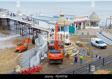 Machen Reparaturen an dem Deich neben der Pier, Cromer, Norfolk, England UK Stockfoto