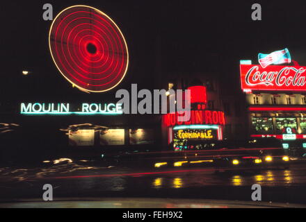 AJAXNETPHOTO. PARIS, FRANKREICH. -MOULIN ROUGE MUSIC HALL IN DER NACHT BEFINDET SICH EIN BOULEVARD CLICHY.  FOTO: JONATHAN EASTLAND/AJAX REF: 010722 Stockfoto