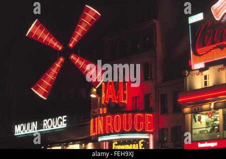 AJAXNETPHOTO. PARIS, FRANKREICH. -WINDMÜHLE AUF BERÜHMTEN MOULIN ROUGE MUSIC HALL IN DER NACHT.  FOTO: JONATHAN EASTLAND/AJAX REF: 010830 Stockfoto