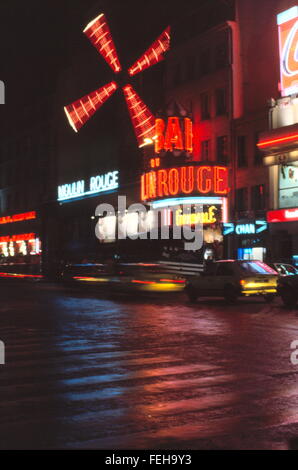 AJAXNETPHOTO. PARIS, FRANKREICH. -BERÜHMTEN MOULIN ROUGE MUSIC HALL IN DER NACHT.  FOTO: JONATHAN EASTLAND/AJAX REF: 940685 Stockfoto