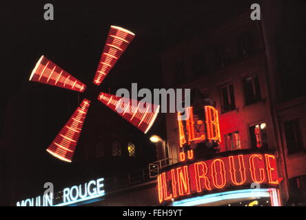 AJAXNETPHOTO. PARIS, FRANKREICH. -WINDMÜHLE AUF BERÜHMTEN MOULIN ROUGE MUSIC HALL IN DER NACHT.  FOTO: JONATHAN EASTLAND/AJAX REF: 940686 Stockfoto