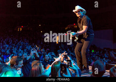 Madison, Wisconsin, USA. 5. Februar 2016. Country-Musiker, BRAD PAISLEY live auf der Bühne an der Alliant Energy Center in Madison, Wisconsin tritt © Daniel DeSlover/ZUMA Draht/Alamy Live News Stockfoto