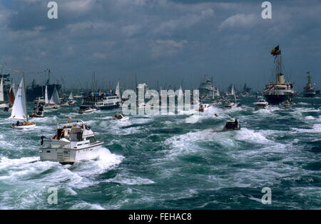 AJAXNETPHOTO - JUNI 1994. SPITHEAD, ENGLAND. -KÖNIGIN BEWERTUNGEN JUBILÄUM-FLOTTE - DIE ROYAL YACHT BRITANNIA MIT HM DIE KÖNIGIN, SEGEL MAJESTÄTISCH DURCH DIE FLOTTE ZUR ÜBERPRÜFUNG AUF DEM SOLENT, GEFOLGT VON EINE FLOTTILLE VON SPORTBOOTEN MONTIERT. FOTO; JONATHAN EASTLAND/AJAX REF: 402823 Stockfoto