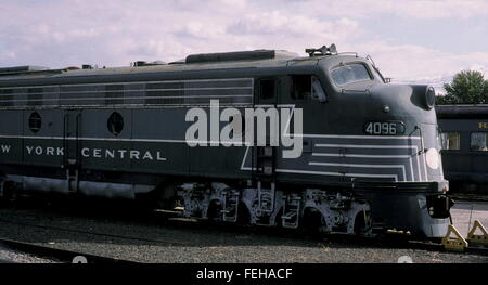 AJAXNETPHOTO. 2000. DANBURY, CT, USA. -STREAMLINER LOCO - EIN 1947 GENERAL MOTORS STREAMLINER DIESELELEKTRISCHE LOKOMOTIVE - ZUG VON MORGEN - AUF DEM DISPLAY AN DAS EISENBAHNMUSEUM GEBAUT. FOTO: JONATHAN EASTLAND/AJAX REF: CD21204 3 46 Stockfoto