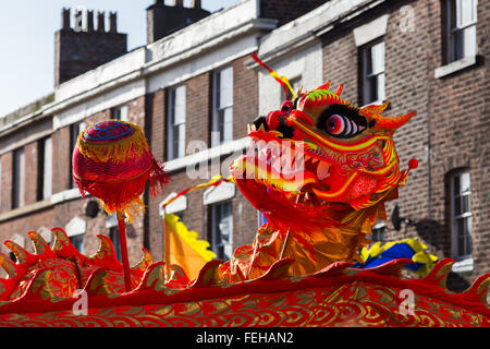 Die lebendige orange farbige Drachen gesehen tanzen um die Hauptstraßen, die Chinatown Liverpools ausmachen. Stockfoto