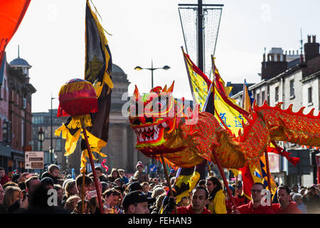 Die lebendige orange farbige Drachen gesehen tanzen um die Hauptstraßen, die Chinatown Liverpools ausmachen. Stockfoto