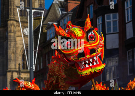 Die lebendige orange farbige Drachen gesehen tanzen um die Hauptstraßen, die Chinatown Liverpools ausmachen. Stockfoto