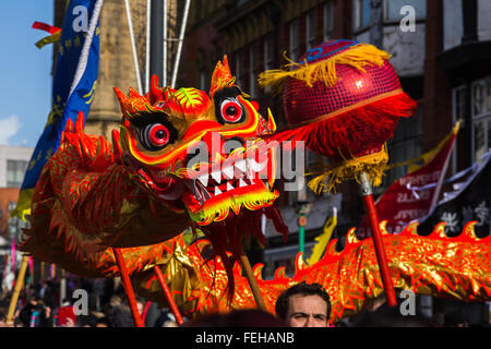 Die lebendige orange farbige Drachen gesehen tanzen um die Hauptstraßen, die Chinatown Liverpools ausmachen. Stockfoto