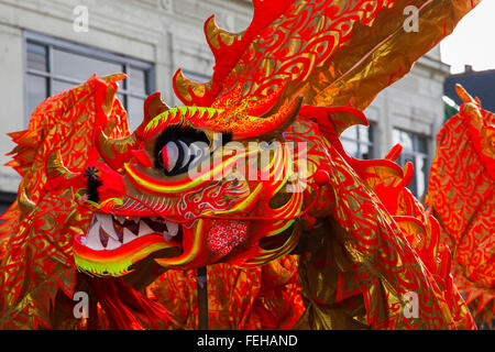 Die lebendige orange farbige Drachen gesehen tanzen um die Hauptstraßen, die Chinatown Liverpools ausmachen. Stockfoto