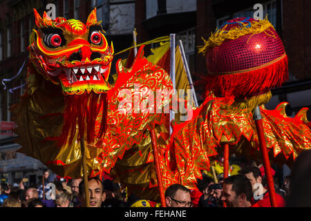 Die lebendige orange farbige Drachen gesehen tanzen um die Hauptstraßen, die Chinatown Liverpools ausmachen. Stockfoto