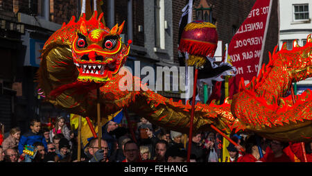 Die lebendige orange farbige Drachen gesehen tanzen um die Hauptstraßen, die Chinatown Liverpools ausmachen. Stockfoto