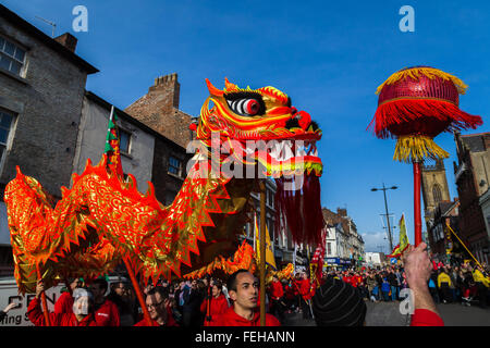 Die lebendige orange farbige Drachen gesehen tanzen um die Hauptstraßen, die Chinatown Liverpools ausmachen. Stockfoto