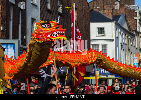 Die lebendige orange farbige Drachen gesehen tanzen um die Hauptstraßen, die Chinatown Liverpools ausmachen. Stockfoto