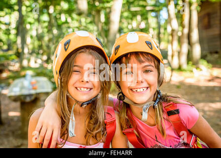 Zwei glückliche Freundinnen lächelnd in den Abenteuerpark Stockfoto