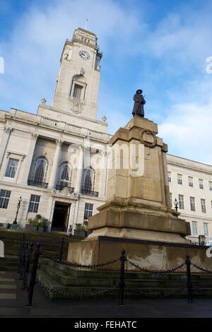 Barnsley Rathaus in South Yorkshire, die von der frühen Morgensonne beleuchtet Stockfoto